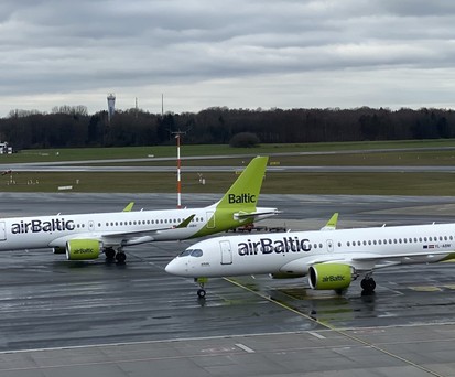 Zwei Air-Baltic-Flugzeuge: Die Airline  leidet unter einer immensen Schuldenlast.