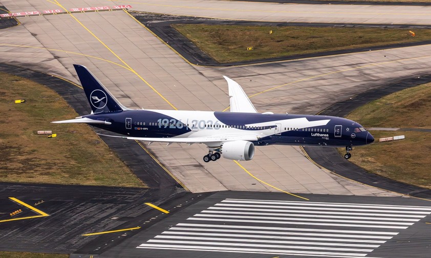Die Boeing 787-9 von Lufthansa mit der 100-Jahre-Sonderlackierung: Die D-ABPU spielt am 6. April Luft Hansa.