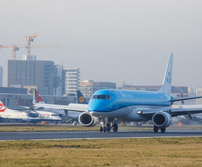 Embraer von KLM Cityhopper am Flughafen London City: Keine Flüge mehr von der Insel in die Niederlande.