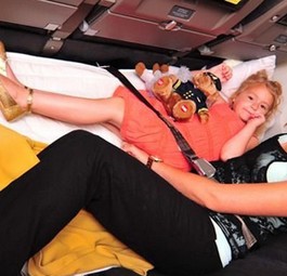 Bequemer fliegen: Die neue Familiencouch soll insbesondere das Reisen mit Kindern erleichtern.