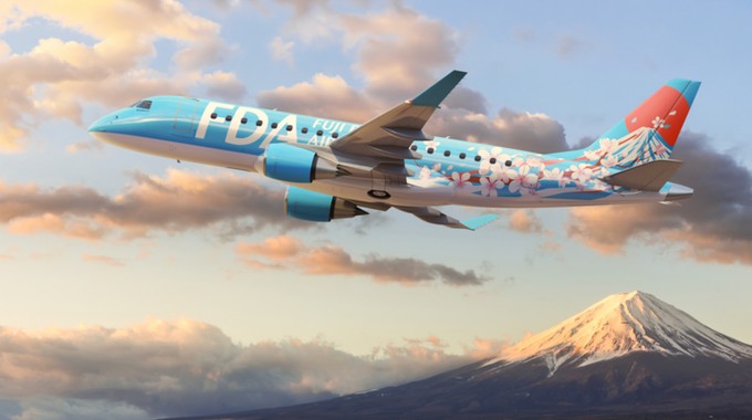 Fuji Dream Airlines baut ihre reine Embraer-Flotte weiter aus. Die japanische Regionalfluggesellschaft hat zwei weitere E175 fest bestellt. Die Flugzeuge mit je 84 Sitzen sollen 2027 und 2028 ausgeliefert werden. Der Auftrag ist bereits im Auftragsbestand von Embraer enthalten.
