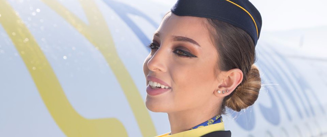 Flugbegleiterin von Flybosnia: Die Fluggesellschaft reduziert ihr Angebot.
