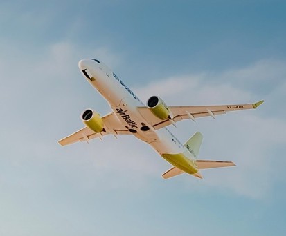 Airbus A220 von Air Baltic: Andere Triebwerkskonfiguration als die A220 von Swiss.