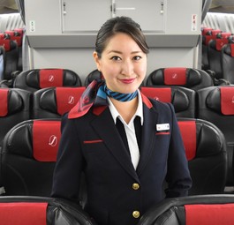 Flugbegleiterin von Japan Airlines: Kann ihre Kleidung bald freier auswählen.