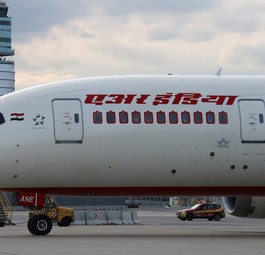 Dreamliner von Air India am Flughafen Wien: Die Airline kommt regelmäßig zum Tanken nach Wien.