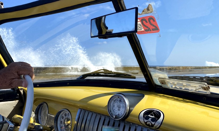 Oldtimer auf der Avenida Malecón in Havanna: typisch für Kuba.