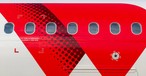 Fensterpartie eines Superjet 100 von Red Wings: Der Flottennachschub verzögert sich.