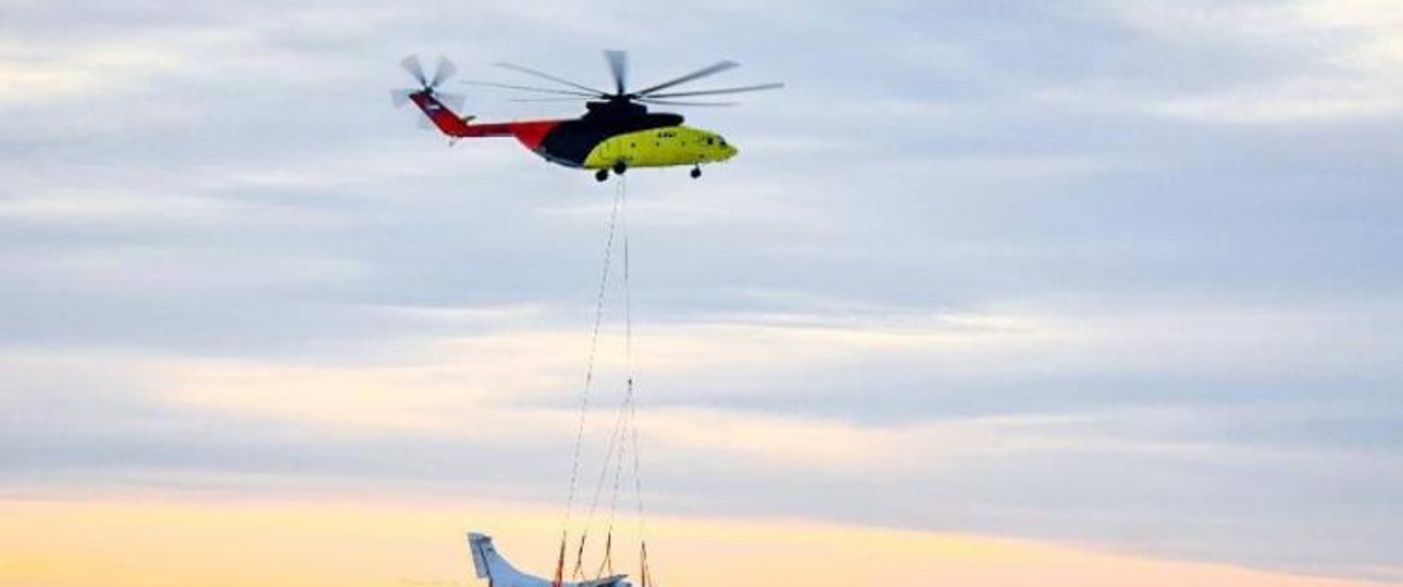 Eine ATR fliegt - aber nicht selbst: Der Hubschrauber Mil Mi-26 bringt den Flieger in ein Luftfahrtmuseum.