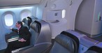 Passagierin im Dreamliner: Die Fenstr lassen sich elektrisch dimmen.