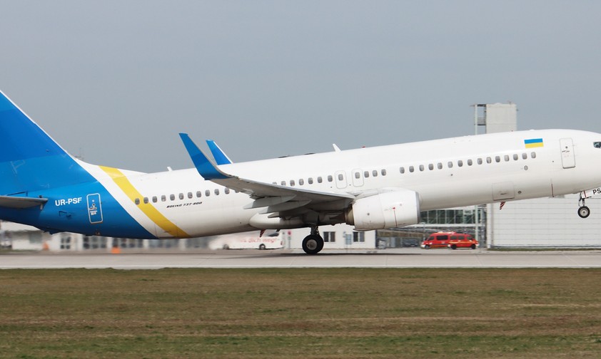 Die UR-PSF im März 2024, in der Zeit bei Windrose Airlines - das Ukraine-International-Logo war damals schon entfernt, der Fly-One-Schriftzug noch nicht aufgebracht: Heute trägt die Boeing 737-800 das Design von Georgian Airways und die Kennung 4L-GTO.