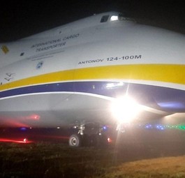 Antonov An-124 im Gras von Guarulhos: Der XL-Flieger konnte weggeschleppt werden.