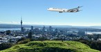 Boeing 777 von Air New Zealand über Auckland: Die Fluggesellschaft wird künftig keine Triple Seven mehr betreiben.