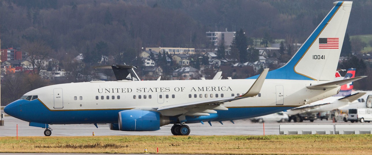 Boeing C-40 der US Air Force: Reist der ukrainische Präsident mit der Maschine mit dem kennzeichen 10-0041?