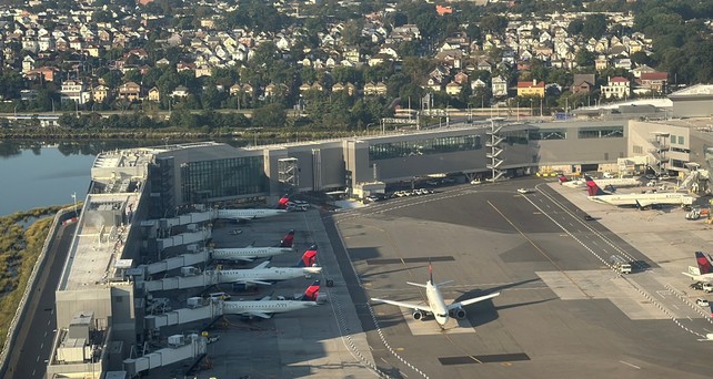 DElta-Flugzeuge am Flughafen LaGuardia: Kürzlich wurde vor Raketenwerfern gewarnt.