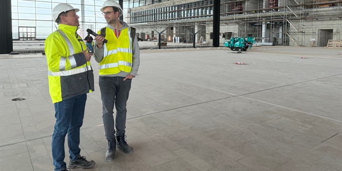 Baustellen-Chef Harald Rohr im Gespräch mit Luftraum-Macher Christopher Scheffelmeier.