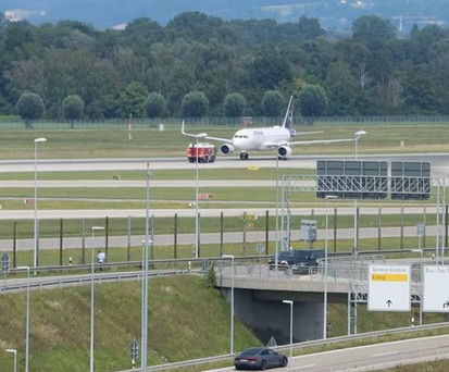 Bugfahrwerk von Lufthansa-Airbus bockt - Landebahn in München gesperrt