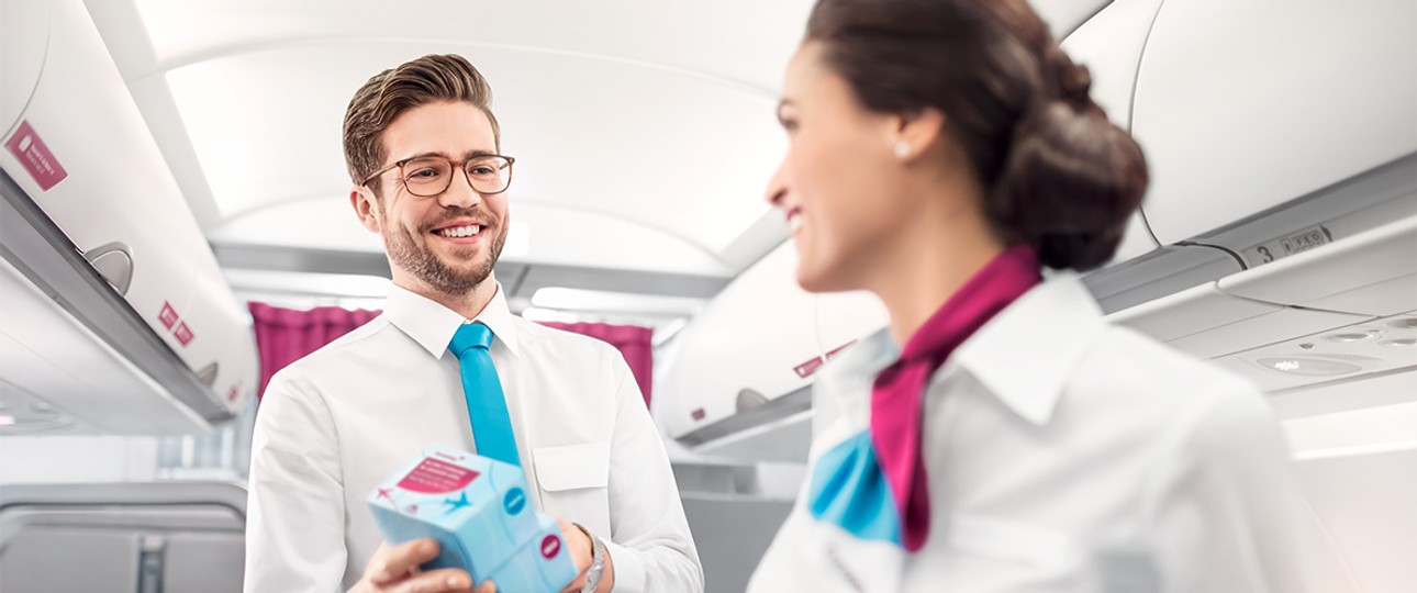 Eurowings-Flugbegleiter: Die Snackbox wird abgeschafft.