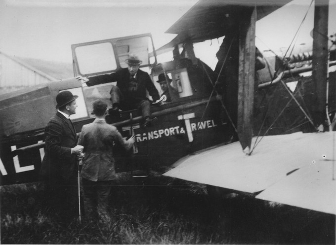 Der erste Flug von KLM fand am 17. Mai 1920 statt – er führte von London nach Schiphol, in einer geleasten De Havilland DH.16. Auf dem Rückflug nach London waren die ersten Passagiere an Bord: zwei Journalisten.