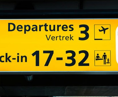 Schilder in Amsterdam Schiphol: Es kommt weiterhin zu Verzögerungen.