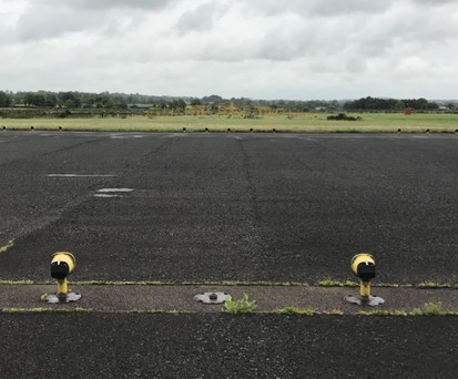 Etwas fehlt: Die Boeing 737 rasierte die Leuchte m Ende der Piste ab.