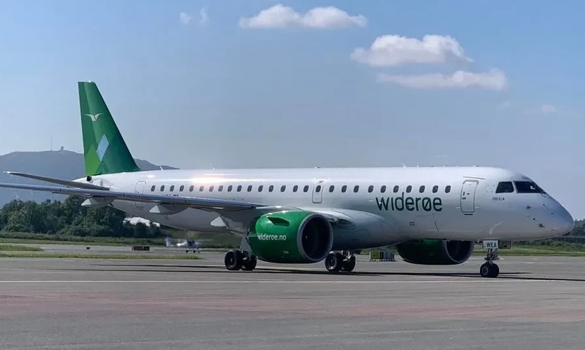 Embraer E190 von Wideroe: Mit diesem Flugzeugtyp wurden die Russinnen und Russen Richtung Heim geflogen.  