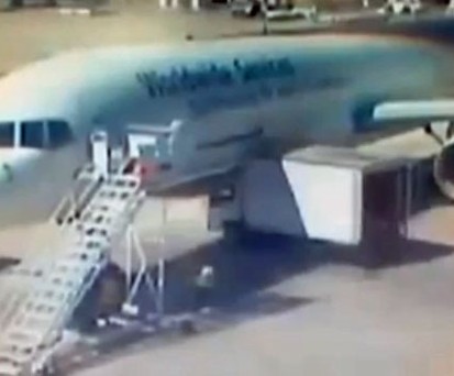 Laster kracht ungebremst in Boeing 757