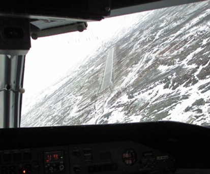 <div class="page" title="Page 6">
<div class="layoutArea">
<div class="column">

Die Dash 8 dreht kurz vor der Landung auf die Pistenachse in Kirkenes ein.

</div>
</div>
</div>