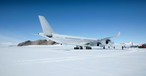 Airbus A340 von Hi Fly auf dem Wolf’s Fang Runway in der Antarktis: Nach 4630 Kilometern Flugstrecke ab Kapstadt ...