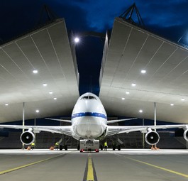 Die Boeing 747 SP mit dem Kennzeichen N747NA bei Lufthansa Technik in Hamburg: Die Maschine ...