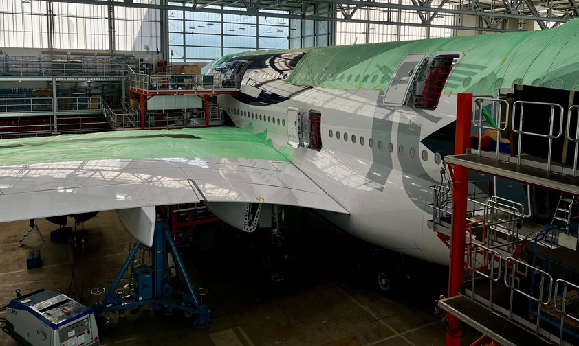 Airbus A380 von Lufthansa: Die D-AIMH wird noch bis Anfang Juni in. Dresden umgebaut.