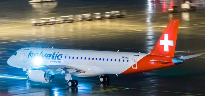 Auch bei Helvetic Airways prangt das weiße Kreuz auf roten Hintergrund. Hier ist die Hintergrundfarbe jedoch bis zum unteren Rumpf durchgezogen.