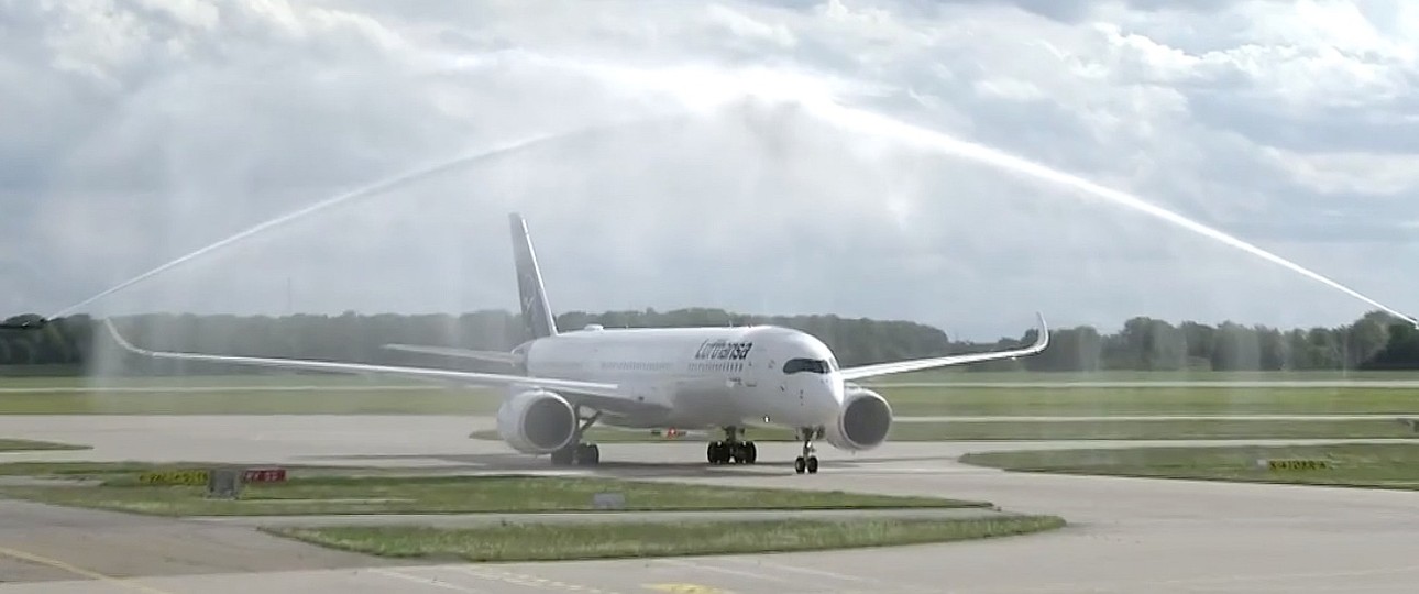 Lufthansa's Airbus A350 carrying Bayern Munich.