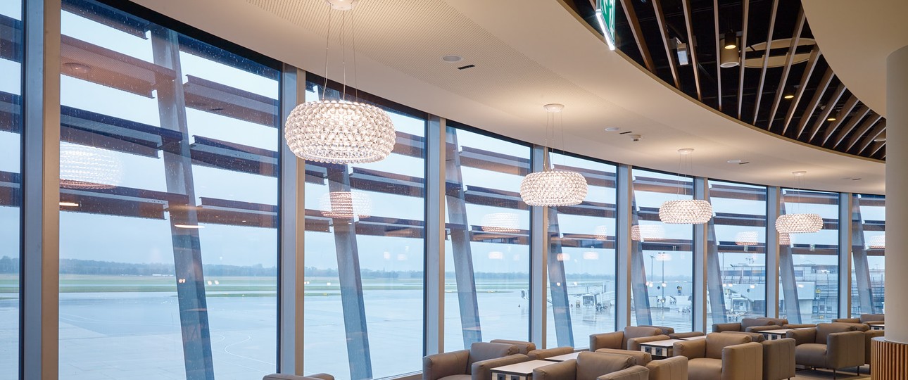 Von der Lounge aus sieht man das Vorfeld.