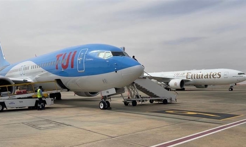 Boeing 737 Max 8 von Tui Airways: Der Reiseveranstalter fliegt Kundinnen und Kunden über den Flughafen Al-Ain aus.