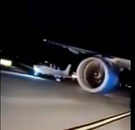 Sportflugzeug rollt unter Airbus A320 durch