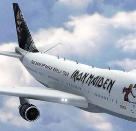 Jumbo-Jet: Für die neue Welt-Tournee leasen Iron Maiden eine Boeing 747-400 (auf der Illustration zeigt die Band indes eine 747-200).
