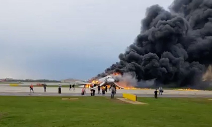 13 Tote bei Bruchlandung eines Superjets in Moskau
