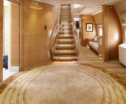 Der Haupteingang der Boeing 747-8 samt Treppe zum Oberdeck: Während der Flieger von innen direkt imposant wirkt, ...