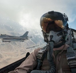 Pilot im Kampfjet: Zusammen sind sie stärker.