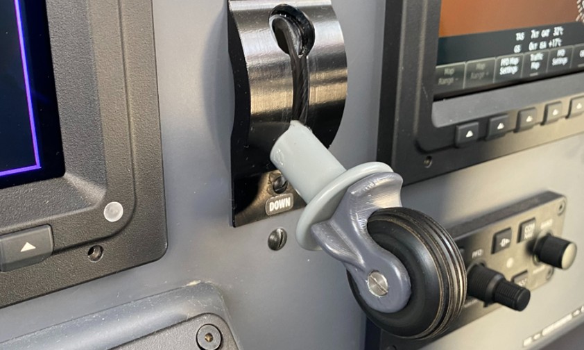 Der Hebel zum Ein- und Ausfahren des Fahrwerks im Cockpit der Let L410 NG: Hier ist der Griff wirklich ein kleines Rad. Ganz so deutlich...