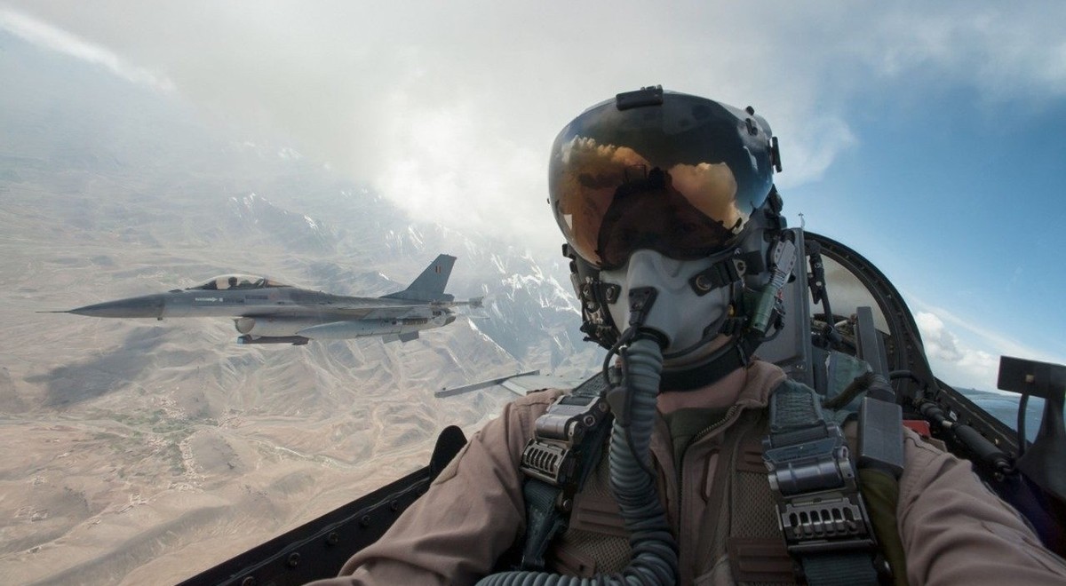 Pilot im Kampfjet: Zusammen sind sie stärker.