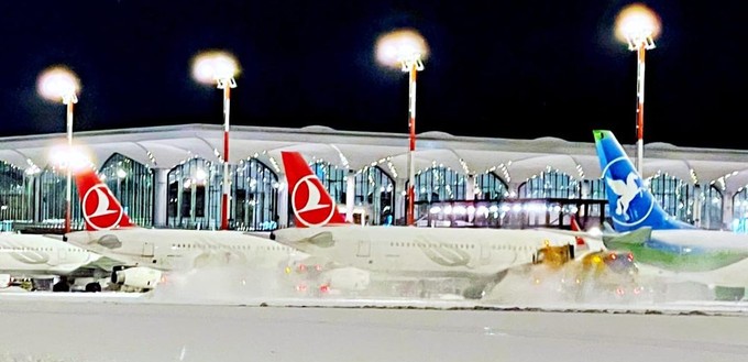 Ungewöhnlicher Anblick: Das Terminal mit Schnee.