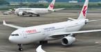 Airbus a330 von China Eastern im Hintergrund steht ein Flugzeug von Japan Airlines: Chinesische Airlines erleben derzeit eine Stornierungswelle für Japan-Flüge.