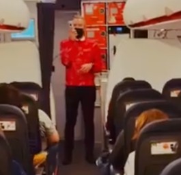 Weihnachtspulli und Weihnachtslied: Flugbegleiter Jonathan Jautard von Easyjet.