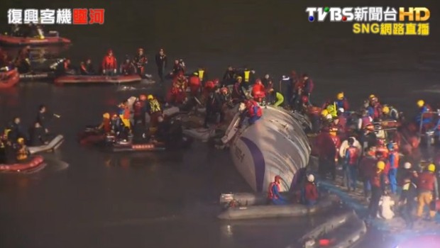 Um Helfer, Gerätschaften, Verletzte und Opfer über den Fluss ans Ufer transportieren zu können, wurde eine mobile Wasserbrücke zum Flugzeug gelegt.