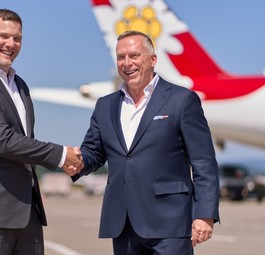 Bernd Bauer (rechts) und sein Nachfolger Edi Wolfensberger: Chefwechsel bei Edelweiss.