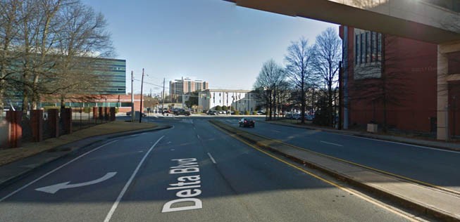 Beim Hauptsitz von Delta Air Lines beim Flughafen von Atlanta gibt es einen Delta Boulevard. In der Stadt gibt es auch eine Delta Street und einen Delta Drive. Delta Boulevards gibt es in den USA noch einige andere (Tipp von Leser Peter Schroeder).