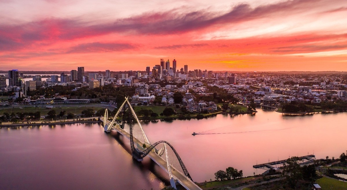 Der Swan River in Perth bei Sonnenuntergang