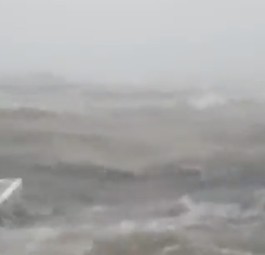 Hurrikan Dorian setzt Flughafen unter Wasser