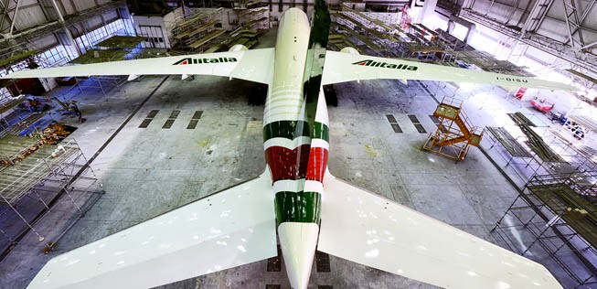 Boeing 777 von Alitalia im Hangar: Die Langstrecken machen die Airline interessant.